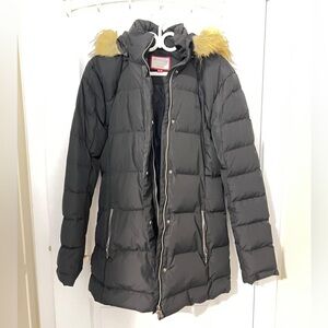 Stylish Black Puffer Jacket with Faux Fur Hood